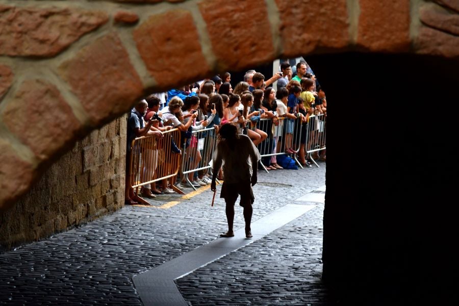 Gran ambiente en la localidad costera durante la escenificación del desembarco de Elcano que se realiza cada cuatro años.