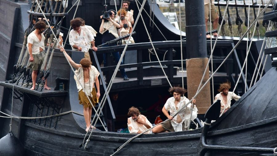 Gran ambiente en la localidad costera durante la escenificación del desembarco de Elcano que se realiza cada cuatro años.