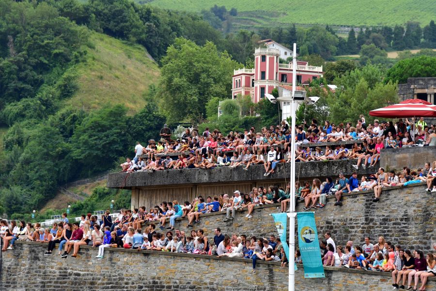 Gran ambiente en la localidad costera durante la escenificación del desembarco de Elcano que se realiza cada cuatro años.