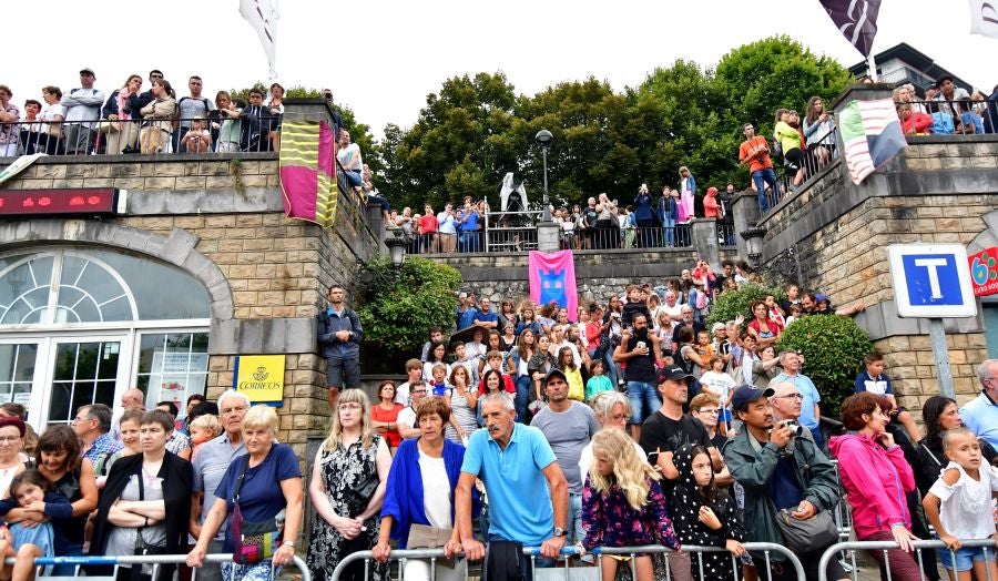 Gran ambiente en la localidad costera durante la escenificación del desembarco de Elcano que se realiza cada cuatro años.