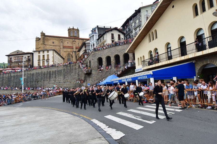 Gran ambiente en la localidad costera durante la escenificación del desembarco de Elcano que se realiza cada cuatro años.