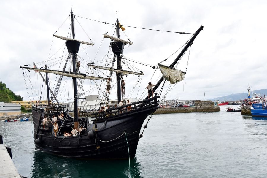 Gran ambiente en la localidad costera durante la escenificación del desembarco de Elcano que se realiza cada cuatro años.