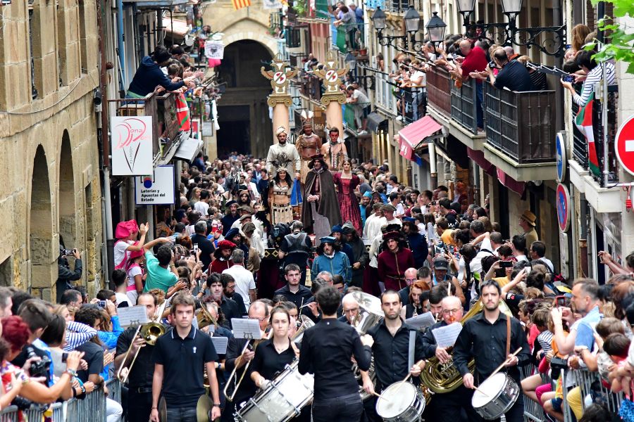Gran ambiente en la localidad costera durante la escenificación del desembarco de Elcano que se realiza cada cuatro años.