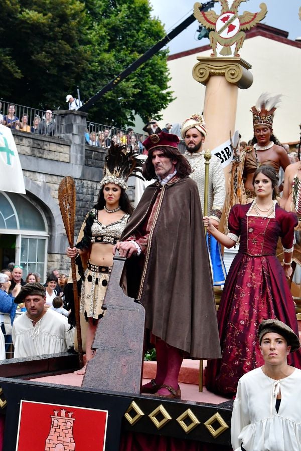 Gran ambiente en la localidad costera durante la escenificación del desembarco de Elcano que se realiza cada cuatro años.