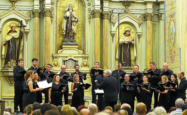 El coro Hondore inauguró ayer el Ciclo de Música Antigua en el Convento de Santa Teresa. 