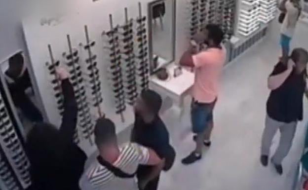 'La Manada' «pagará las gafas a la óptica» de San Sebastián en la que robaron