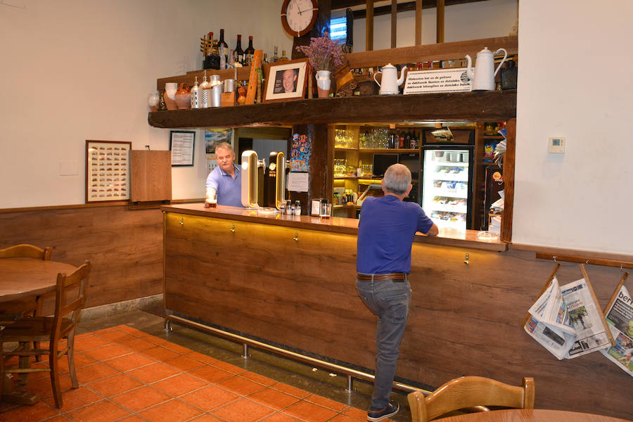 Paulo Garaialdek Orendaingo ostatuko barran.