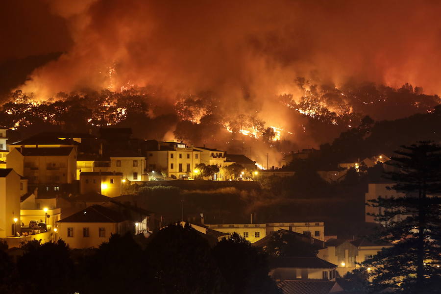 El incendio del Algarve portugués continúa su avance alimentado por el viento y la complicada orografía del terreno, donde más de un millar de bomberos buscan la fórmula para frenarlo tras quemar miles de hectáreas.