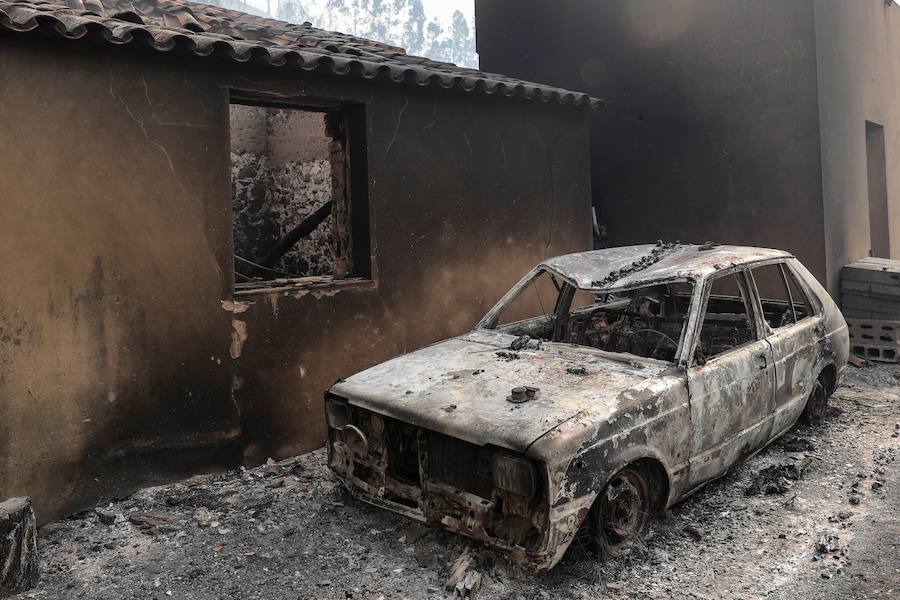 El incendio del Algarve portugués continúa su avance alimentado por el viento y la complicada orografía del terreno, donde más de un millar de bomberos buscan la fórmula para frenarlo tras quemar miles de hectáreas.