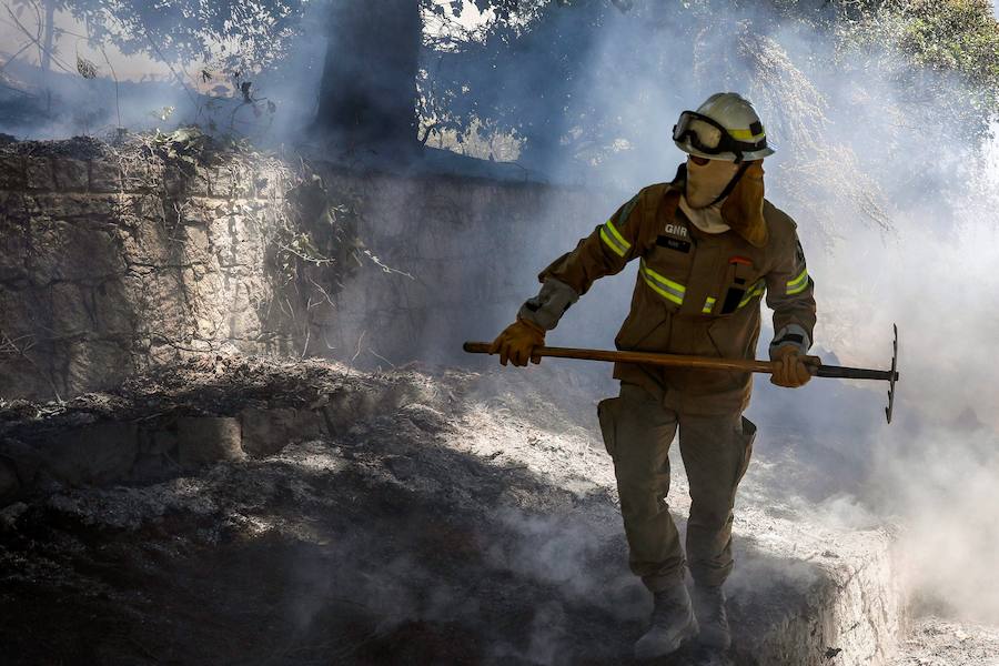 El incendio del Algarve portugués continúa su avance alimentado por el viento y la complicada orografía del terreno, donde más de un millar de bomberos buscan la fórmula para frenarlo tras quemar miles de hectáreas.