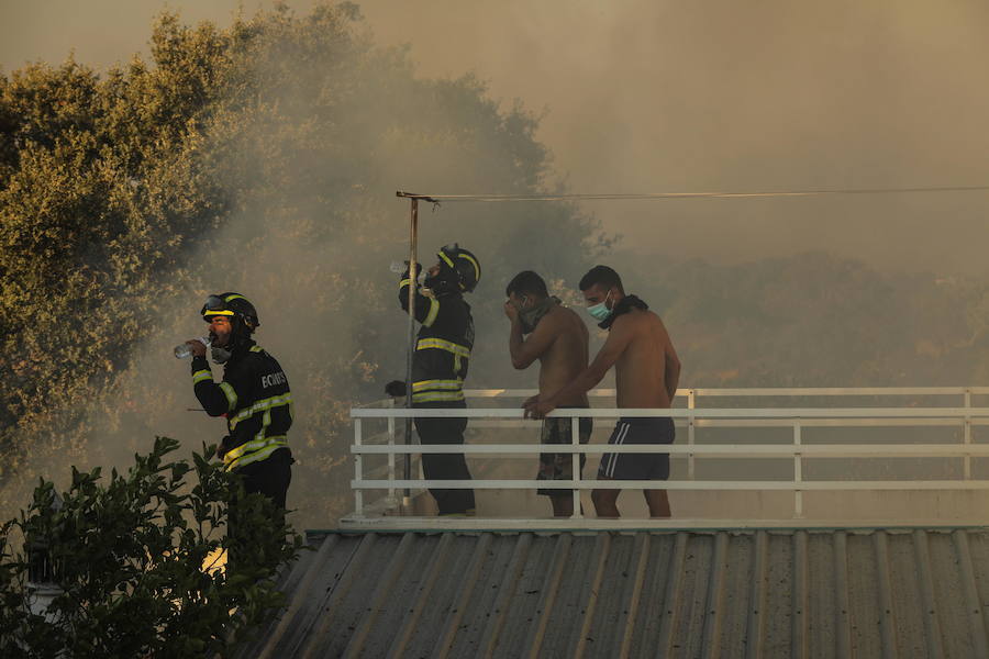 El incendio del Algarve portugués continúa su avance alimentado por el viento y la complicada orografía del terreno, donde más de un millar de bomberos buscan la fórmula para frenarlo tras quemar miles de hectáreas.
