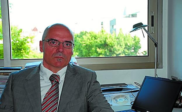 José García Montalvo, en su despacho de Barcelona.