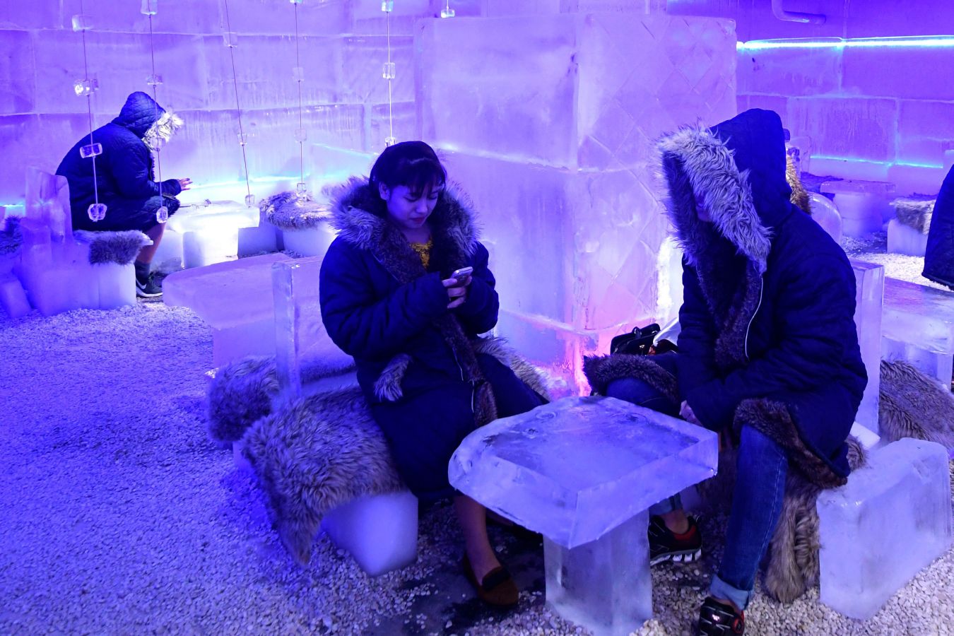 Imágenes dentro del café ICE en Hanoi. La cafetería de temática iglú desató una gran tendencia cuando se inauguró en junio, atrayendo multitudes. Sorben café con leche tibia mientras están sentados en bloques de hielo y los acondicionadores de aire industriales trabajan a toda potencia.