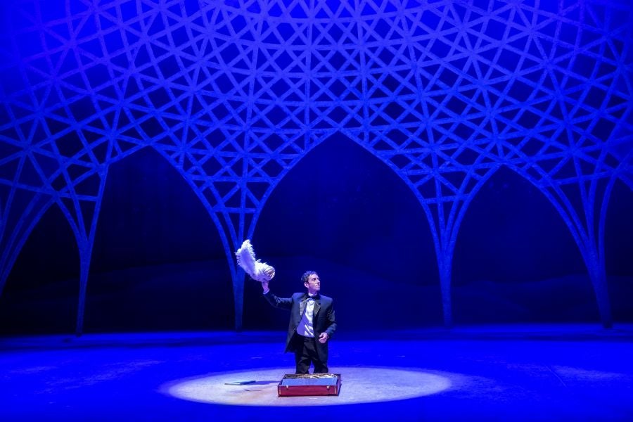 Paolo Arrivabeni dirige esta producción que se estrenó en mayo en Buenos Aires y transmite «las ganas de vivir queda la música de Rossini» 