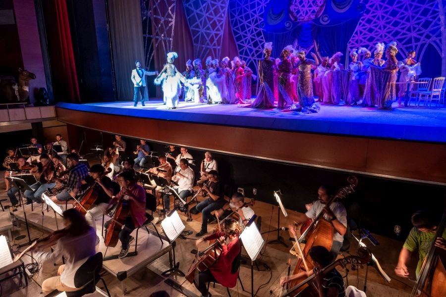 Paolo Arrivabeni dirige esta producción que se estrenó en mayo en Buenos Aires y transmite «las ganas de vivir queda la música de Rossini» 