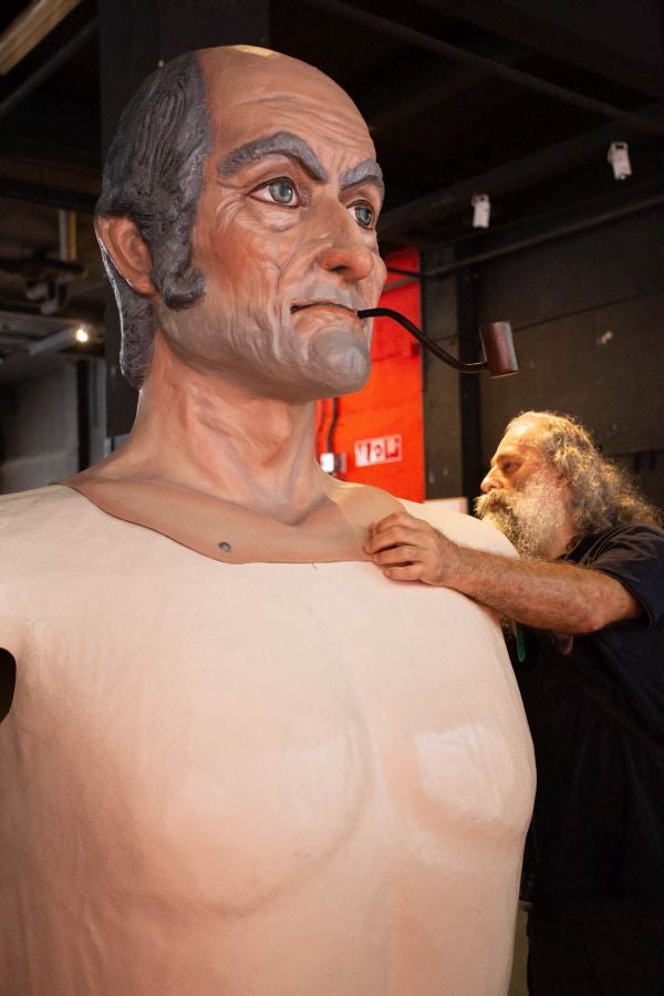 Los ocho gigantes de la Asociación Itzurun ultiman los detalles para desfilar por las calles donostiarras a partir de este sábado. 