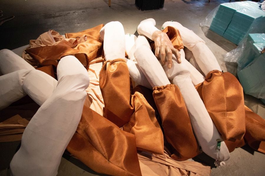 Los ocho gigantes de la Asociación Itzurun ultiman los detalles para desfilar por las calles donostiarras a partir de este sábado. 