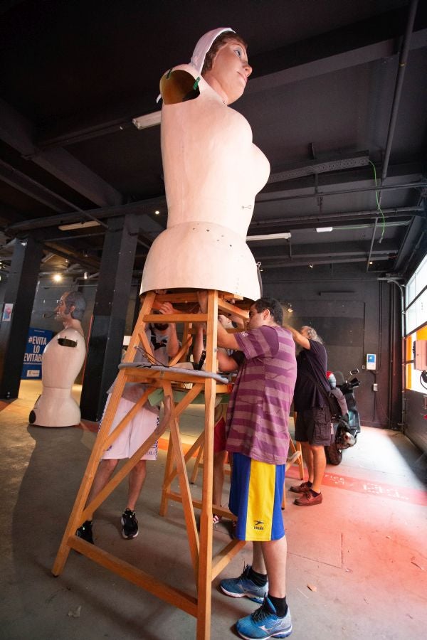 Los ocho gigantes de la Asociación Itzurun ultiman los detalles para desfilar por las calles donostiarras a partir de este sábado. 