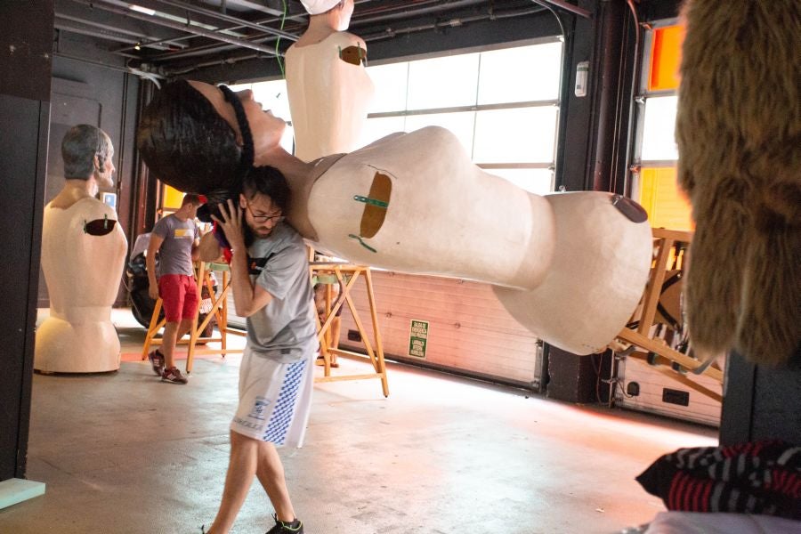Los ocho gigantes de la Asociación Itzurun ultiman los detalles para desfilar por las calles donostiarras a partir de este sábado. 