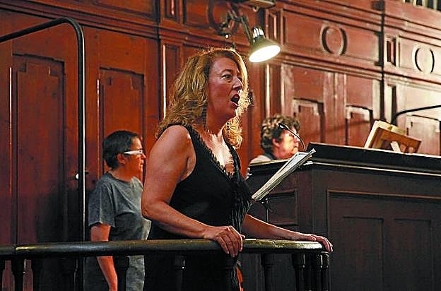 Las dos intérpretes durante la actuación. 