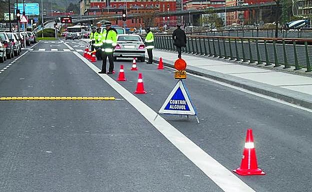Un control de alcohol de la Guardia Municipal dispuesto en la avenida de Tolosa.