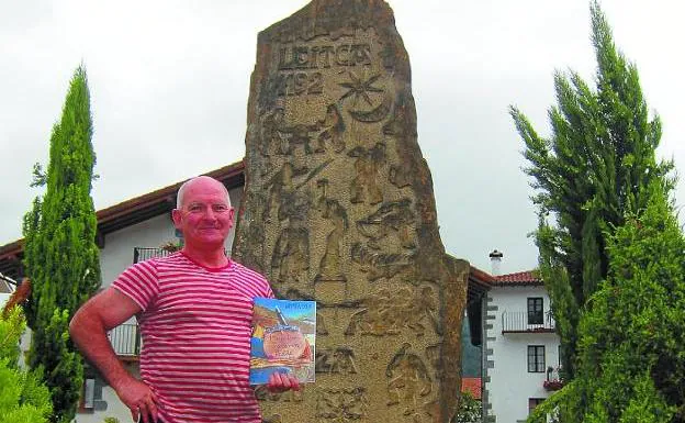 Gabriel Saralegi Leitzako herri kirolaren monumentuaren ondoan. 
