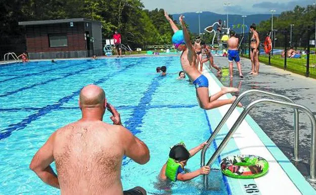 Al agua. Varios bañistas en la piscina grande de las nuevas instalaciones deportivas de San Marcial Txingudi. 