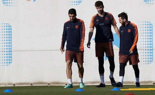 Luis Suárez, Piqué y Messi, durante un entrenamiento. 