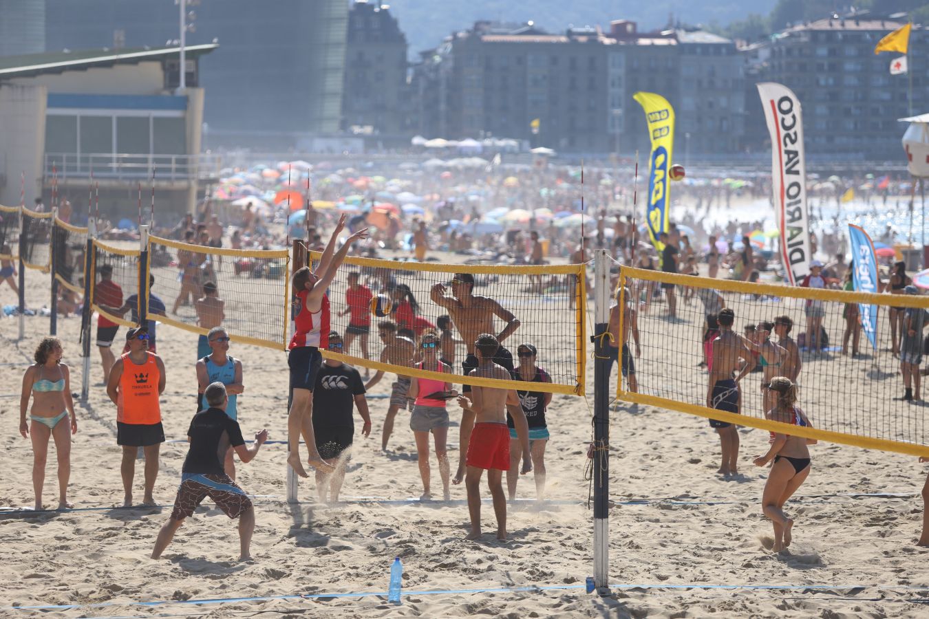 El torneo de rugby que se ha celebrado en la Zurriola ha sido una de las actividades iniciales de la Semana Grande Donostiarra