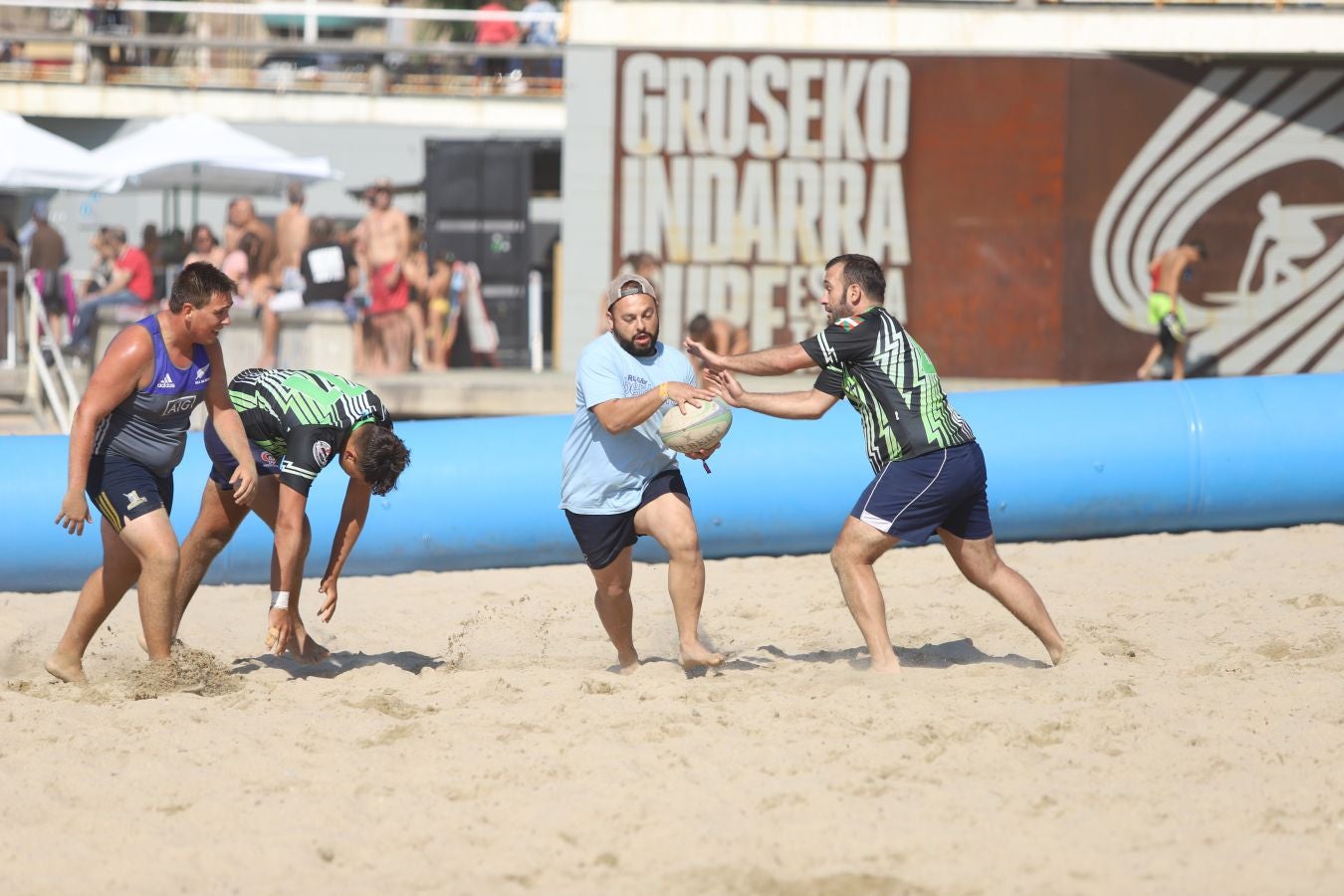 El torneo de rugby que se ha celebrado en la Zurriola ha sido una de las actividades iniciales de la Semana Grande Donostiarra