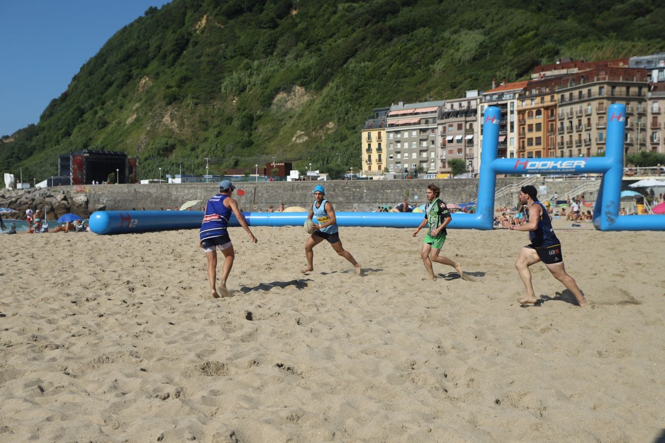 El torneo de rugby que se ha celebrado en la Zurriola ha sido una de las actividades iniciales de la Semana Grande Donostiarra