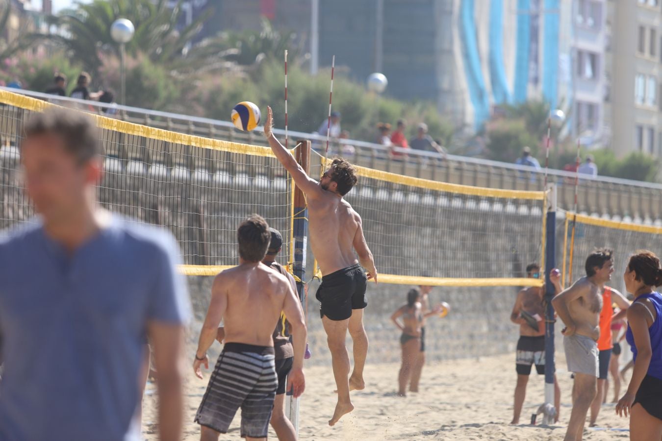 El torneo de rugby que se ha celebrado en la Zurriola ha sido una de las actividades iniciales de la Semana Grande Donostiarra