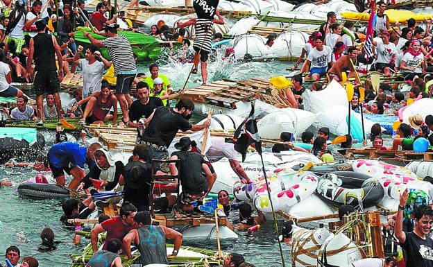 Cada año, numerosas cuadrillas disfrutan del buen ambiente que se genera en el 'abordaia'. 