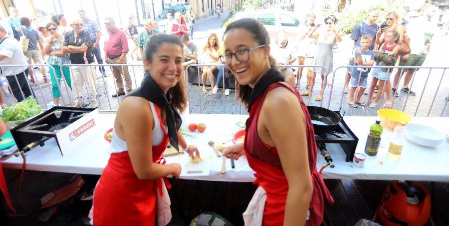 Dentro de los Concursos gastronómicos de la Semana Grande, este domingo 12 de agosto, se ha celebrado el concurso de tortilla de patata en la Bretxa.