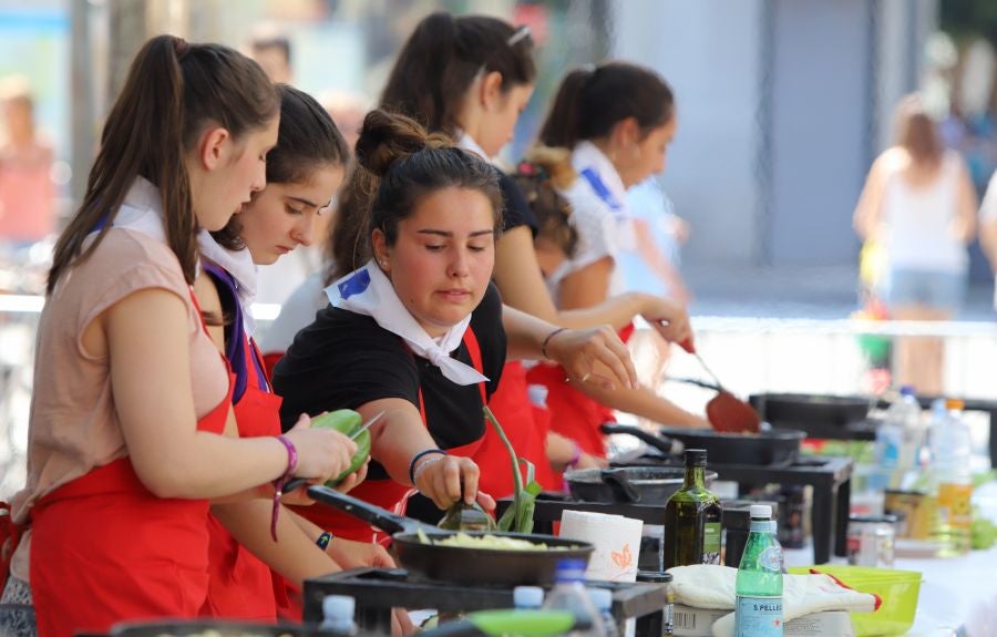 Dentro de los Concursos gastronómicos de la Semana Grande, este domingo 12 de agosto, se ha celebrado el concurso de tortilla de patata en la Bretxa.