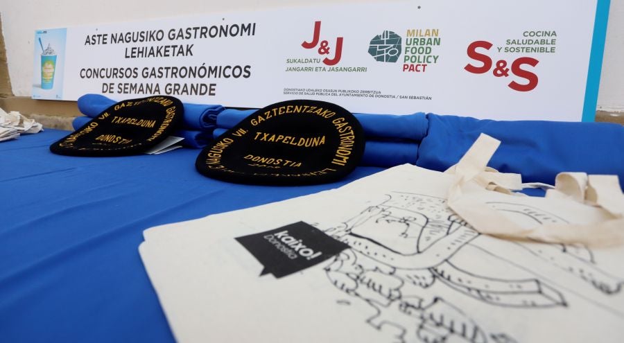 Dentro de los Concursos gastronómicos de la Semana Grande, este domingo 12 de agosto, se ha celebrado el concurso de tortilla de patata en la Bretxa.