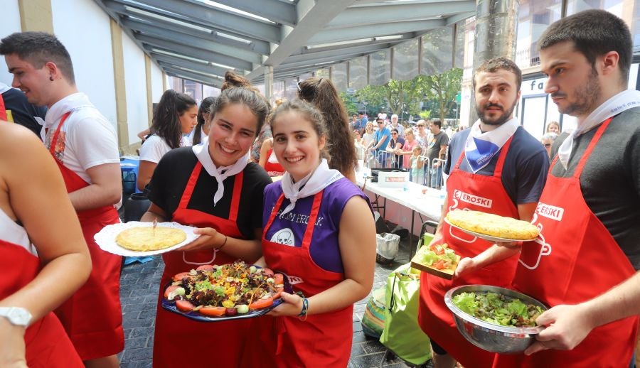 Dentro de los Concursos gastronómicos de la Semana Grande, este domingo 12 de agosto, se ha celebrado el concurso de tortilla de patata en la Bretxa.