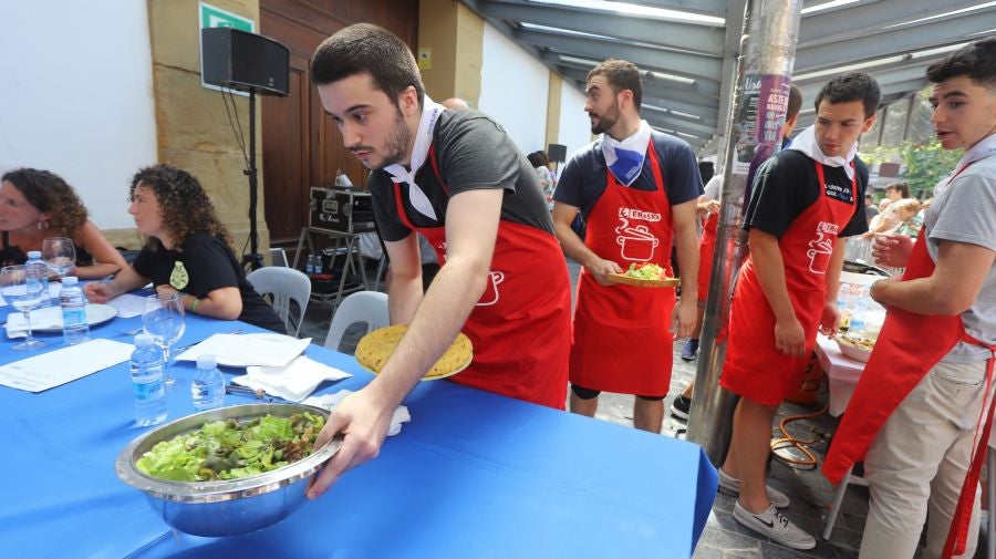 Dentro de los Concursos gastronómicos de la Semana Grande, este domingo 12 de agosto, se ha celebrado el concurso de tortilla de patata en la Bretxa.