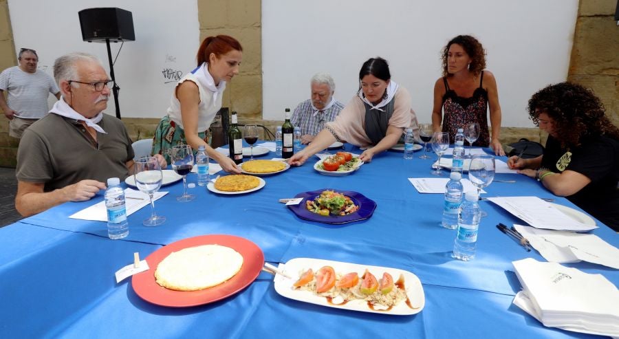 Dentro de los Concursos gastronómicos de la Semana Grande, este domingo 12 de agosto, se ha celebrado el concurso de tortilla de patata en la Bretxa.