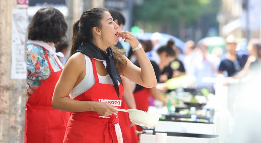 Dentro de los Concursos gastronómicos de la Semana Grande, este domingo 12 de agosto, se ha celebrado el concurso de tortilla de patata en la Bretxa.