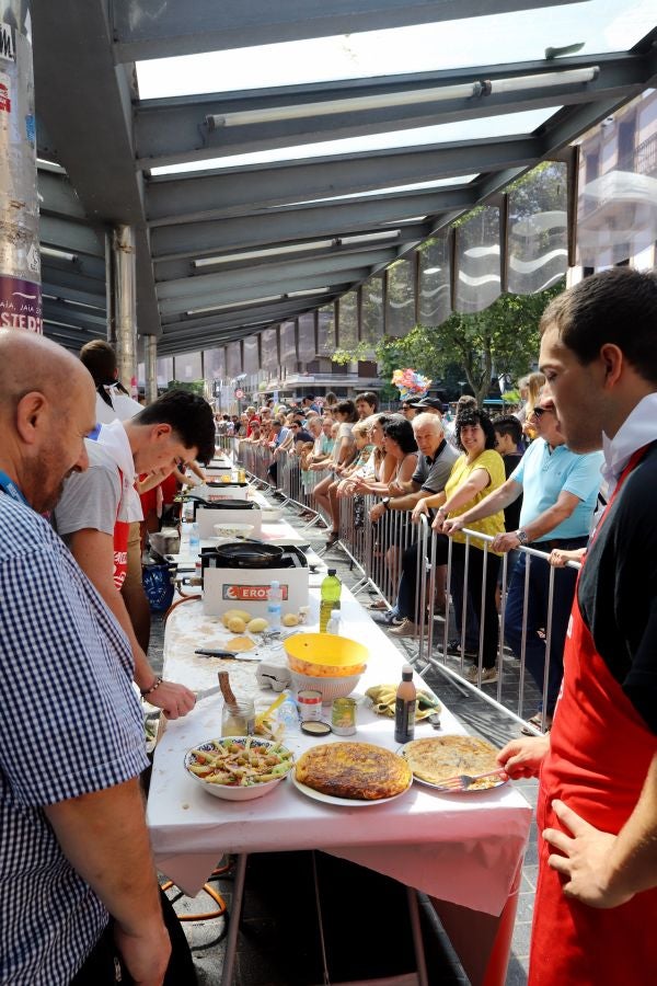 Dentro de los Concursos gastronómicos de la Semana Grande, este domingo 12 de agosto, se ha celebrado el concurso de tortilla de patata en la Bretxa.