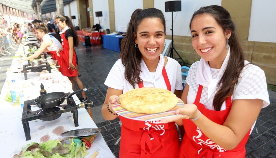 Dentro de los Concursos gastronómicos de la Semana Grande, este domingo 12 de agosto, se ha celebrado el concurso de tortilla de patata en la Bretxa.