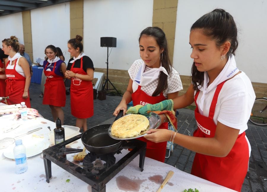 Dentro de los Concursos gastronómicos de la Semana Grande, este domingo 12 de agosto, se ha celebrado el concurso de tortilla de patata en la Bretxa.