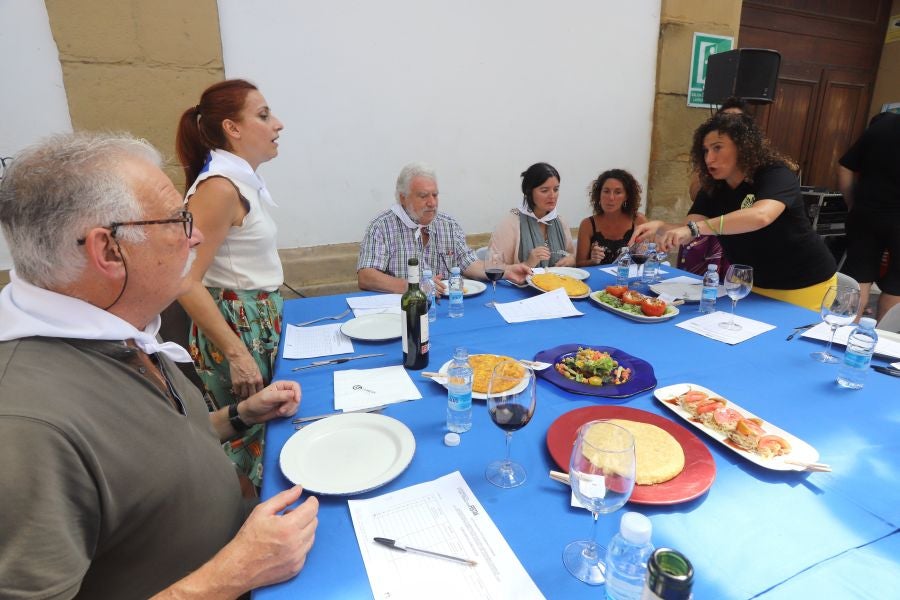 Dentro de los Concursos gastronómicos de la Semana Grande, este domingo 12 de agosto, se ha celebrado el concurso de tortilla de patata en la Bretxa.