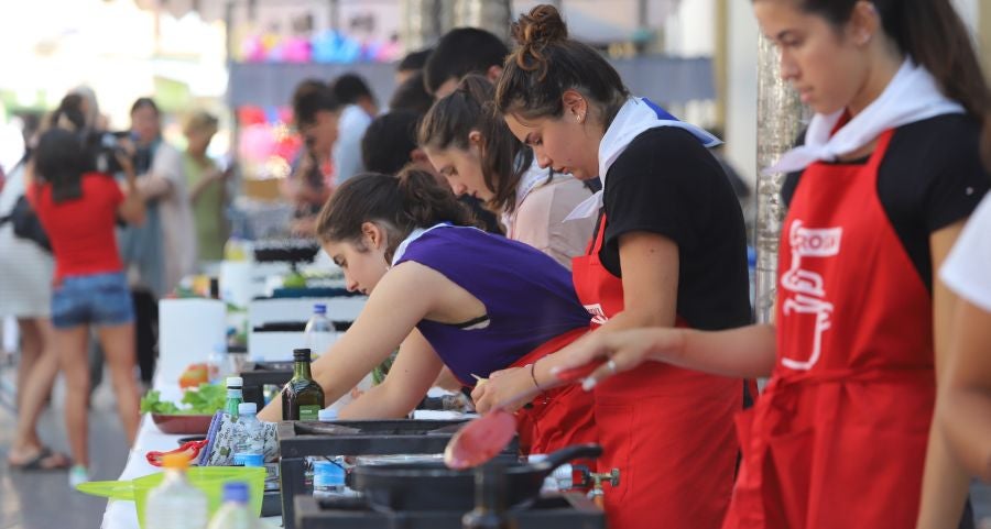 Dentro de los Concursos gastronómicos de la Semana Grande, este domingo 12 de agosto, se ha celebrado el concurso de tortilla de patata en la Bretxa.