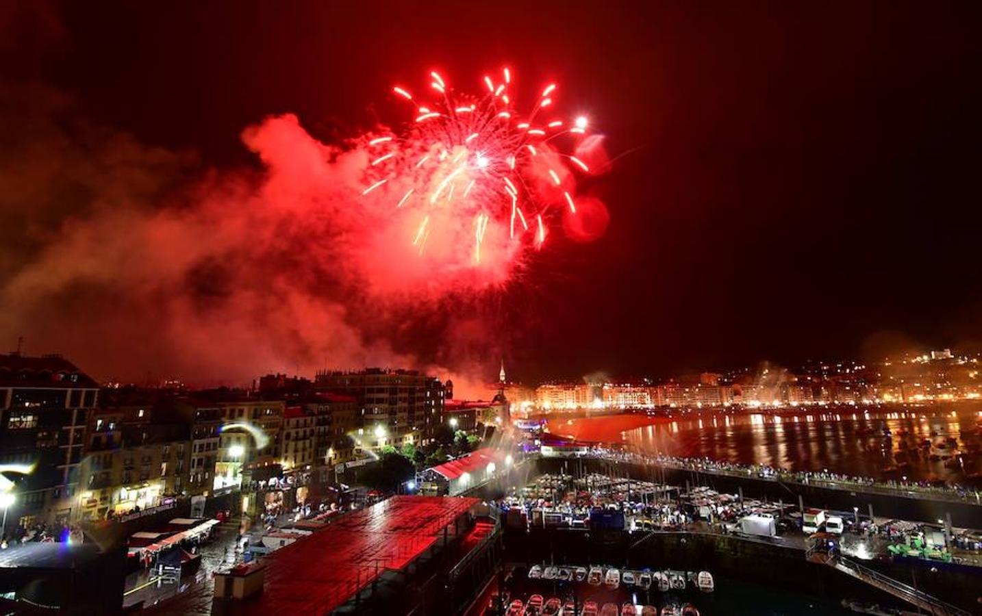 La pirotecnia Hamex debuta en el cielo donostiarra en una noche en la que la lluvia ha sido también protagonista