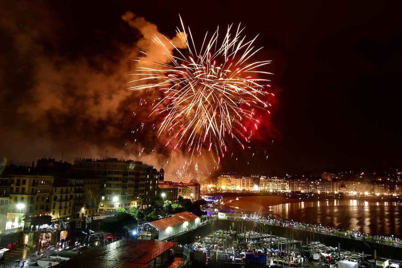 La pirotecnia Hamex debuta en el cielo donostiarra en una noche en la que la lluvia ha sido también protagonista