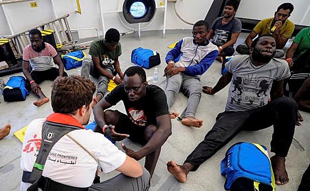 El 'Aquarius' pide a UE un puerto seguro y cercano para llevar 141 inmigrantes