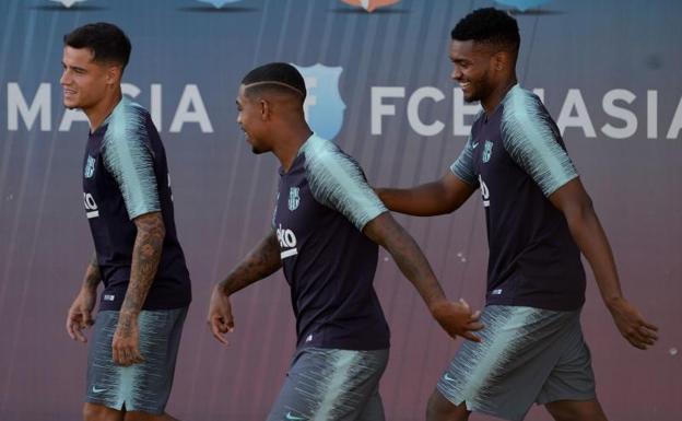 Malcom, junto a Coutinho y Marlon.