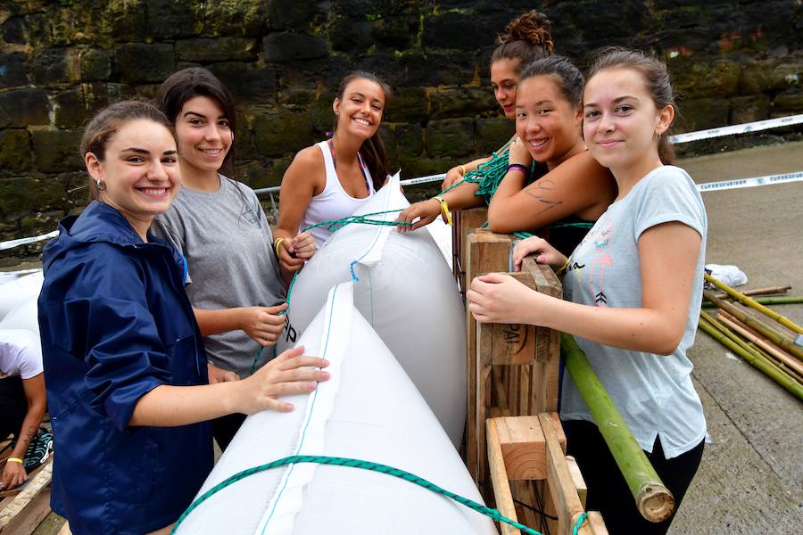 Eguraldia ez dute izan eta beraien alde, baina burutu dituzte lanak. Dena prest dago Flamenkan bazkaldu eta gero portutik Kontxako hondartzarako bidea egiteko